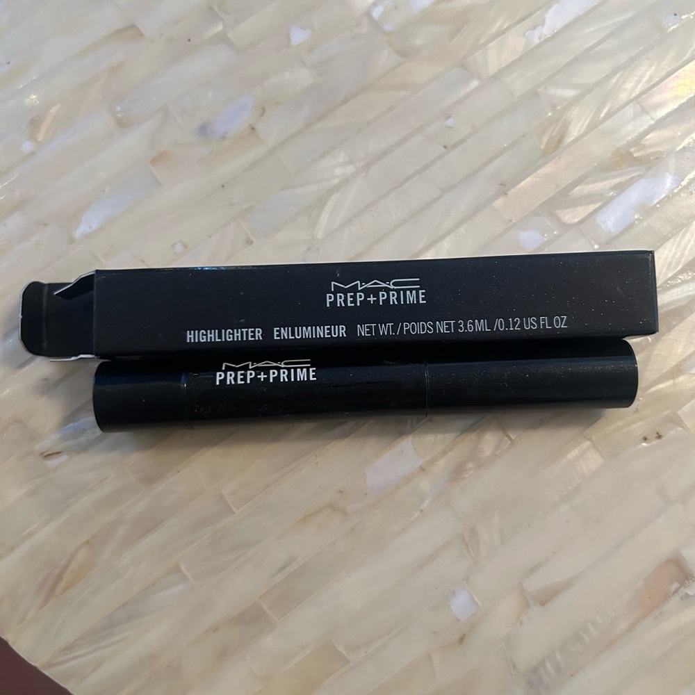 BRAND NEW IN THE Box! Mac “Light” Highlighter pen